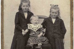 Ane80-11-81  Mormor med en storesøster på hver side. Margrethe, Stinne, Elna - ca. 1906.